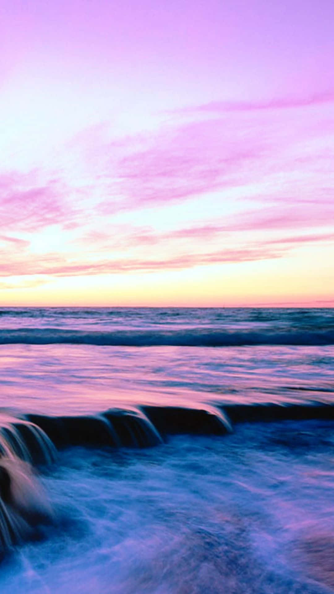 Teléfonode Playa Con Estética Púrpura Y Cielo. Fondo de pantalla