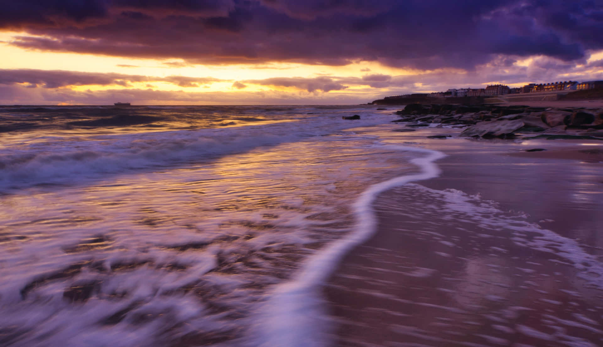 En strand baggrund af et malerisk hav og sand.
