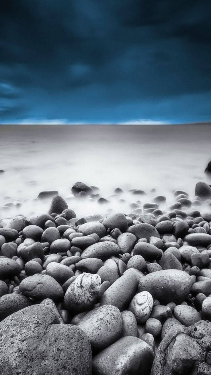 Retratode Rocas En La Playa Fondo de pantalla