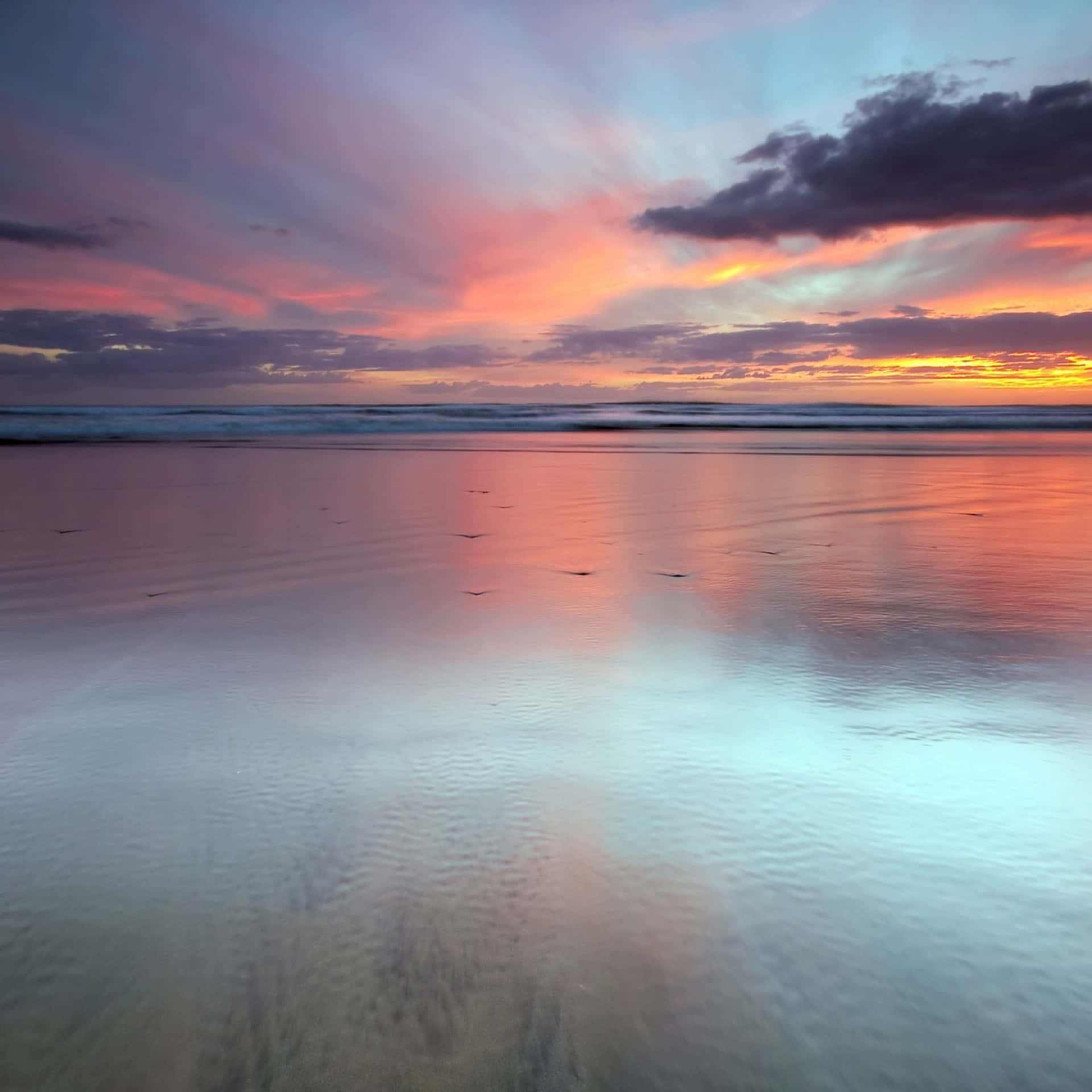 Einfarbenfroher Sonnenuntergang Ist Vom Strand Aus Zu Sehen.