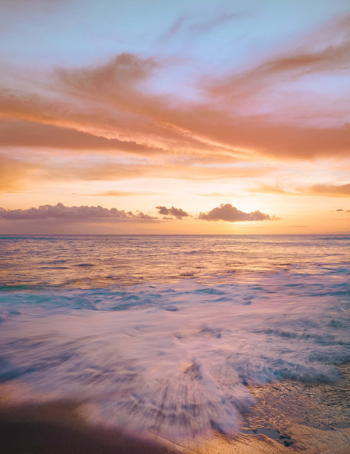 Einidyllischer Strandhimmel Balanciert Die Blauen Und Cremefarbenen Töne Eines Ruhigen Tages Aus. Wallpaper