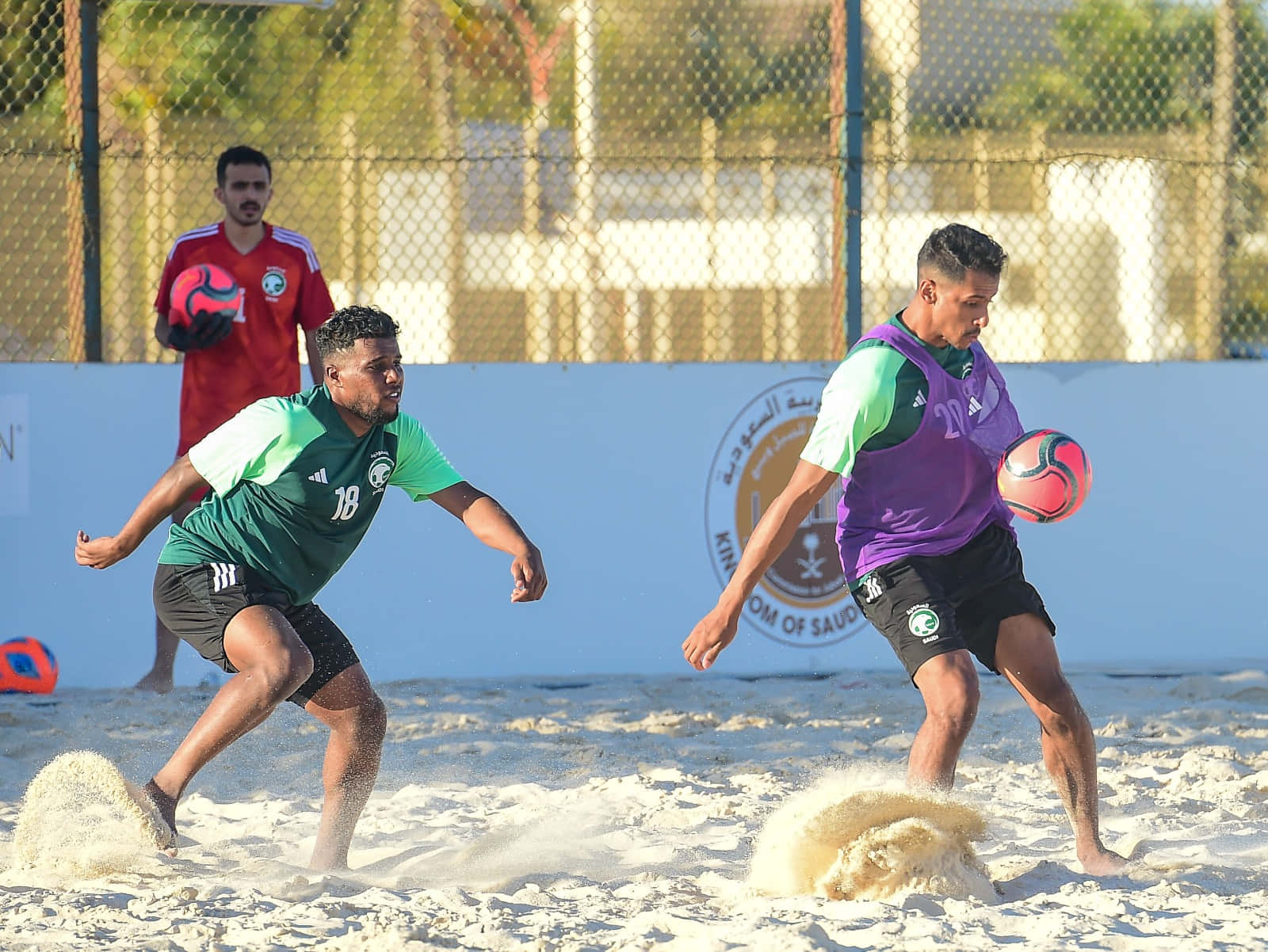 Photo D'action De Football De Plage.jpg Fond d'écran