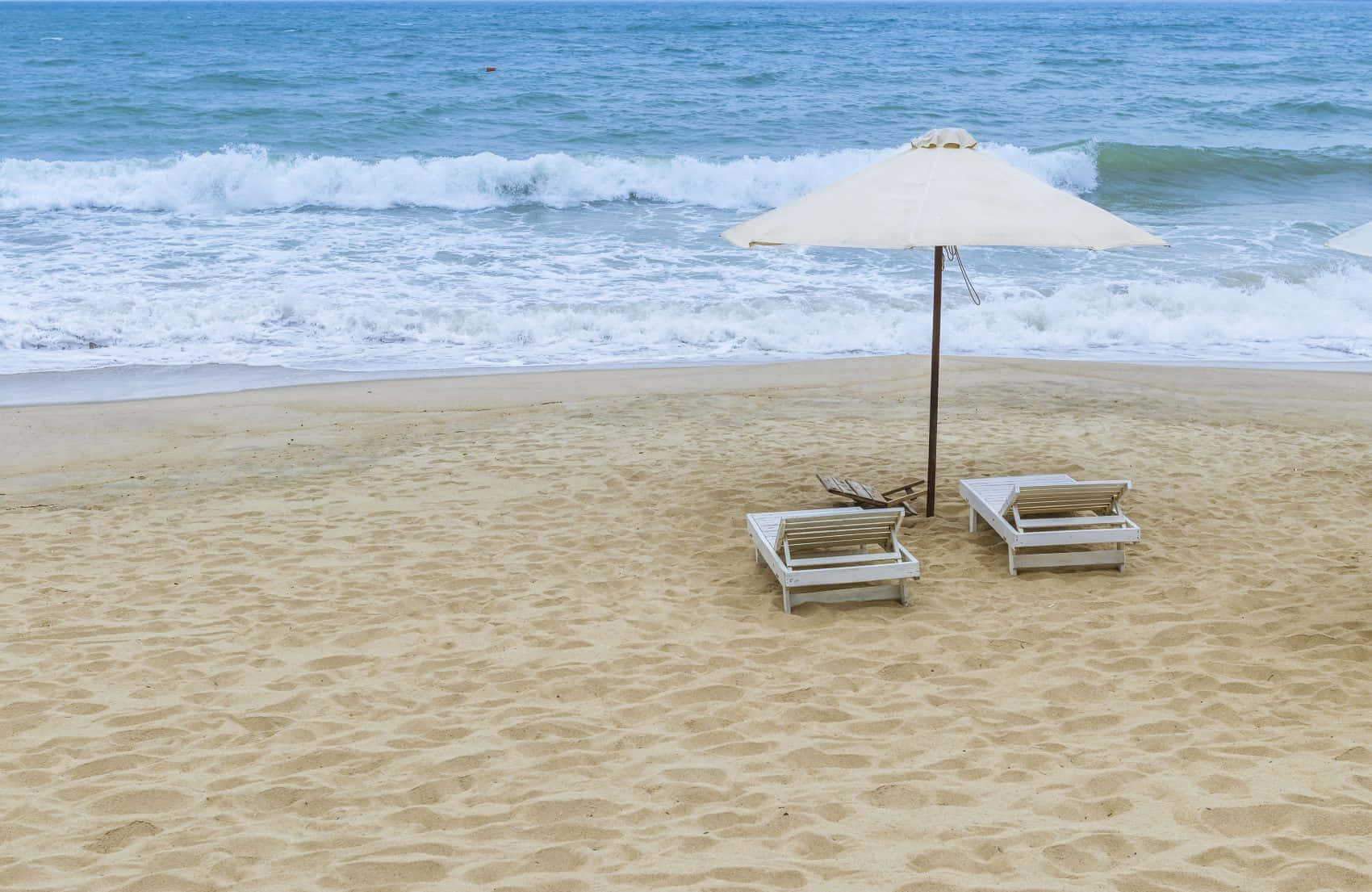 Relajantetumbona De Playa Junto Al Océano. Fondo de pantalla