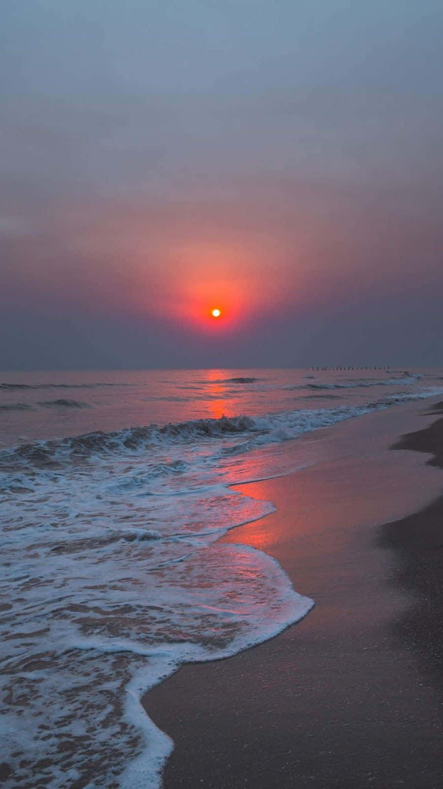 Förundrasöver Den Fantastiska Skönheten Hos En Apelsin- Och Gul Färgad Solnedgång På Stranden