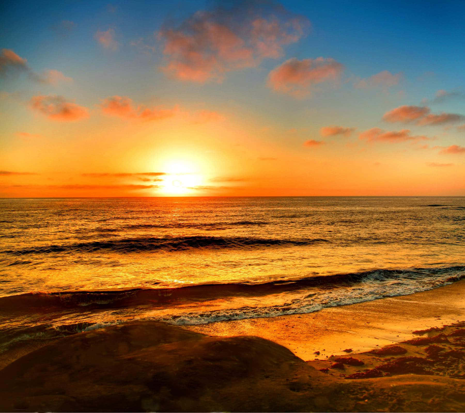 Bewundereden Wunderschönen Sonnenuntergang Am Strand.