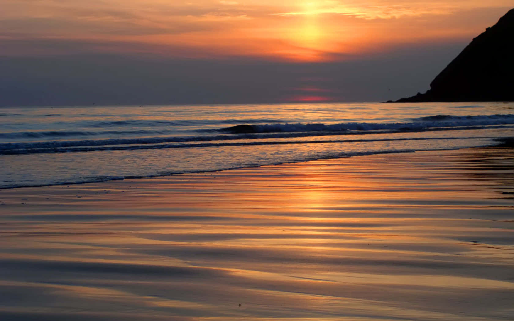 Nydskønheden I En Fantastisk Strand Solnedgang