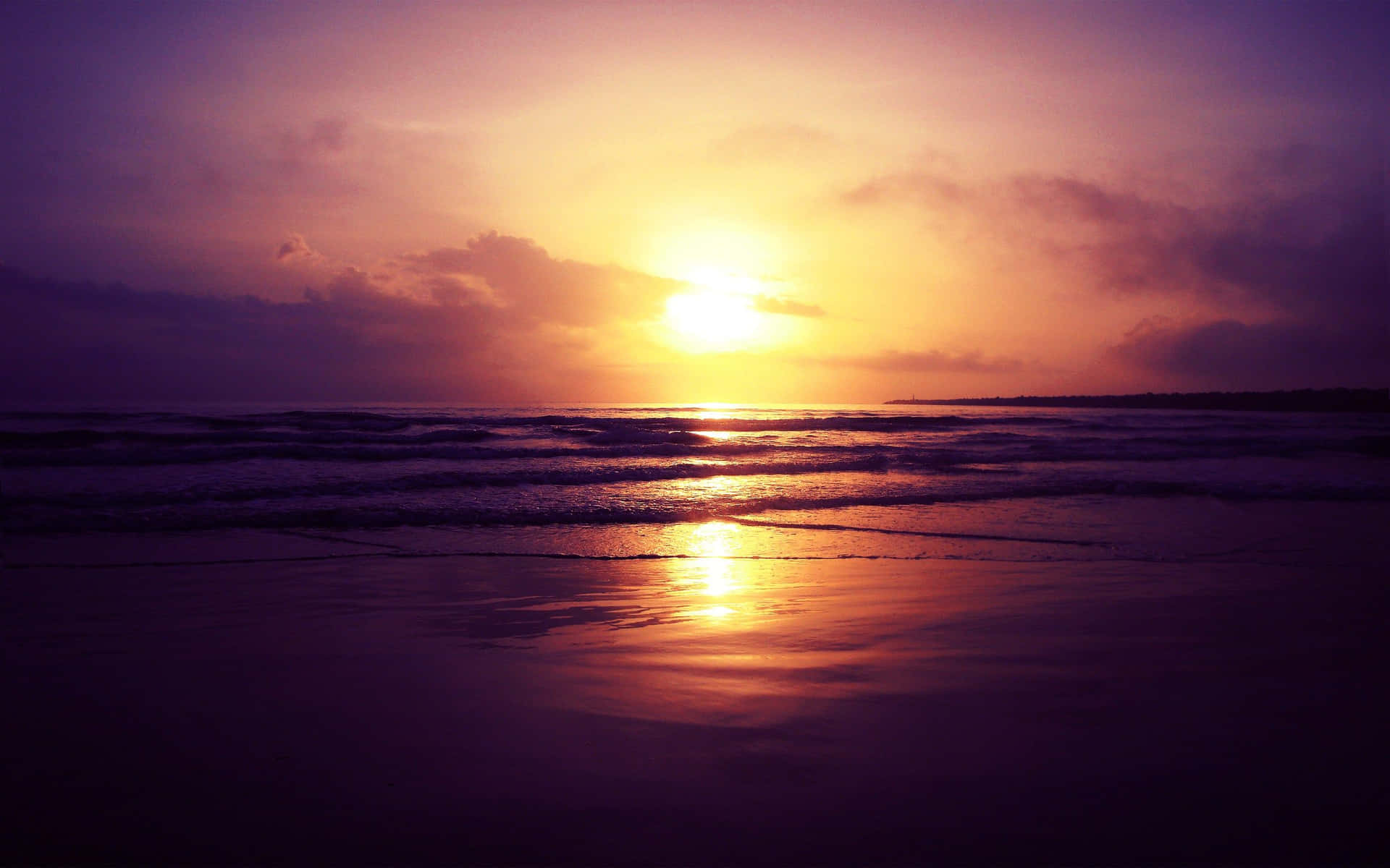 Disfrutandode Una Relajante Puesta De Sol En La Playa Fondo de pantalla