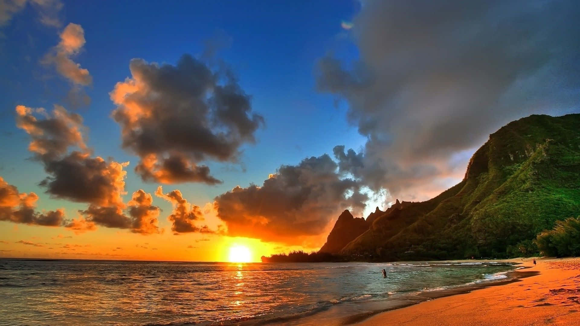 Disfrutala Belleza De Una Tranquila Puesta De Sol En La Playa En Tu Computadora O Móvil. Fondo de pantalla