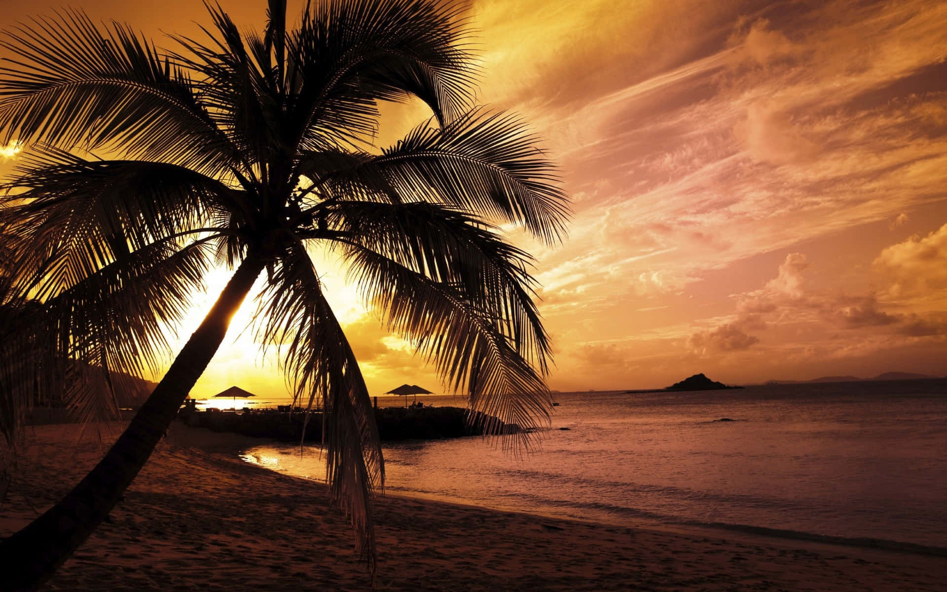 Hellergelber Sonnenuntergang, Der Sich Auf Ruhigen Meeren In Einem Tropischen Paradies Widerspiegelt Wallpaper