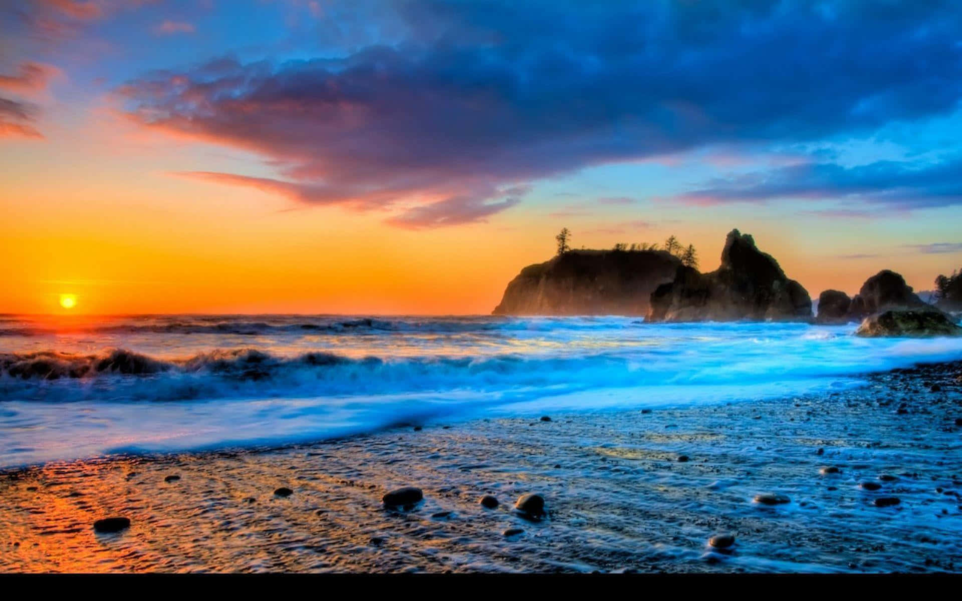 Erlebensie Die Beruhigende Schönheit Eines Strandsonnenuntergangs Von Der Gemütlichkeit Ihres Desktops Aus. Wallpaper