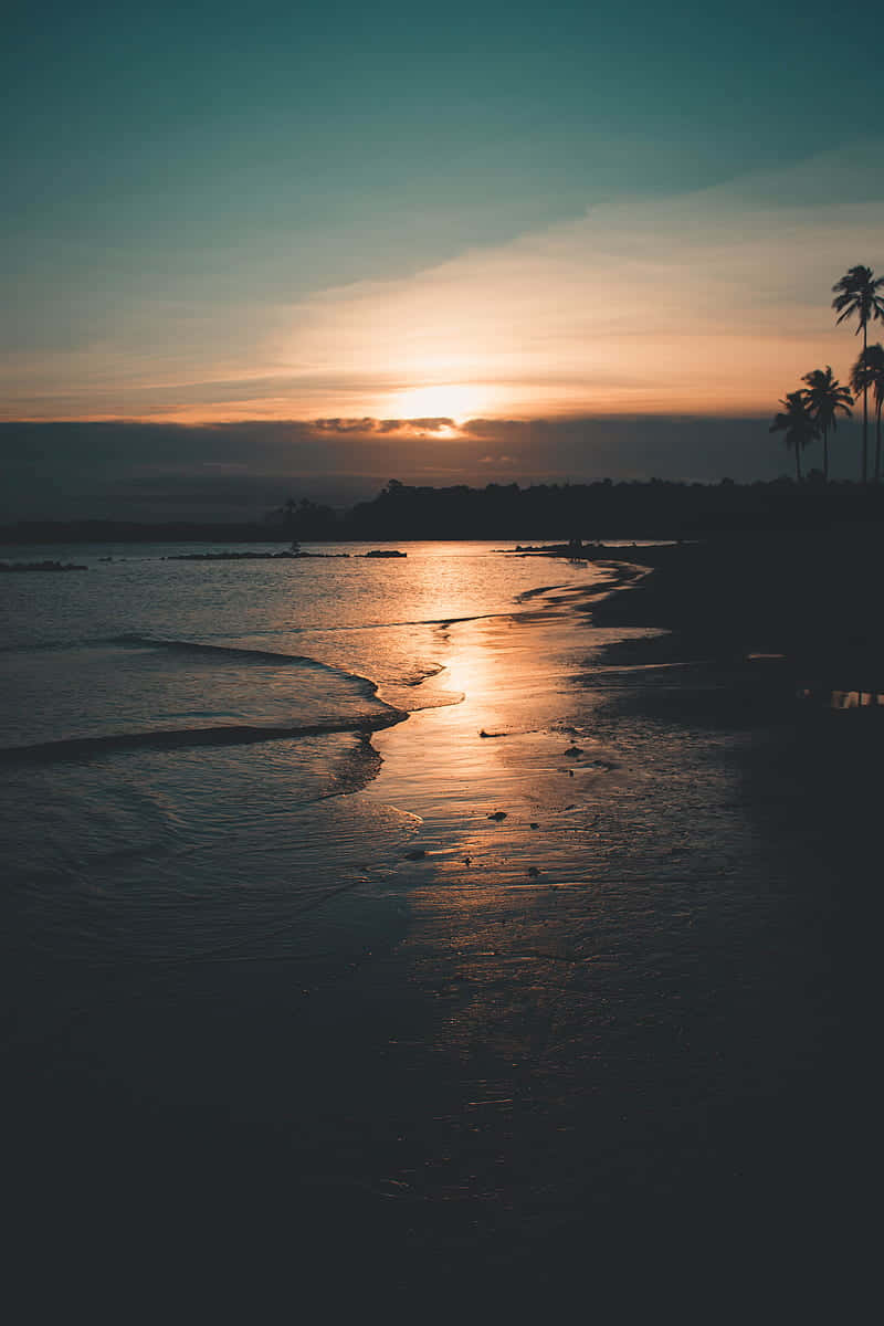 Disfrutade Una Tranquila Puesta De Sol En La Playa. Fondo de pantalla