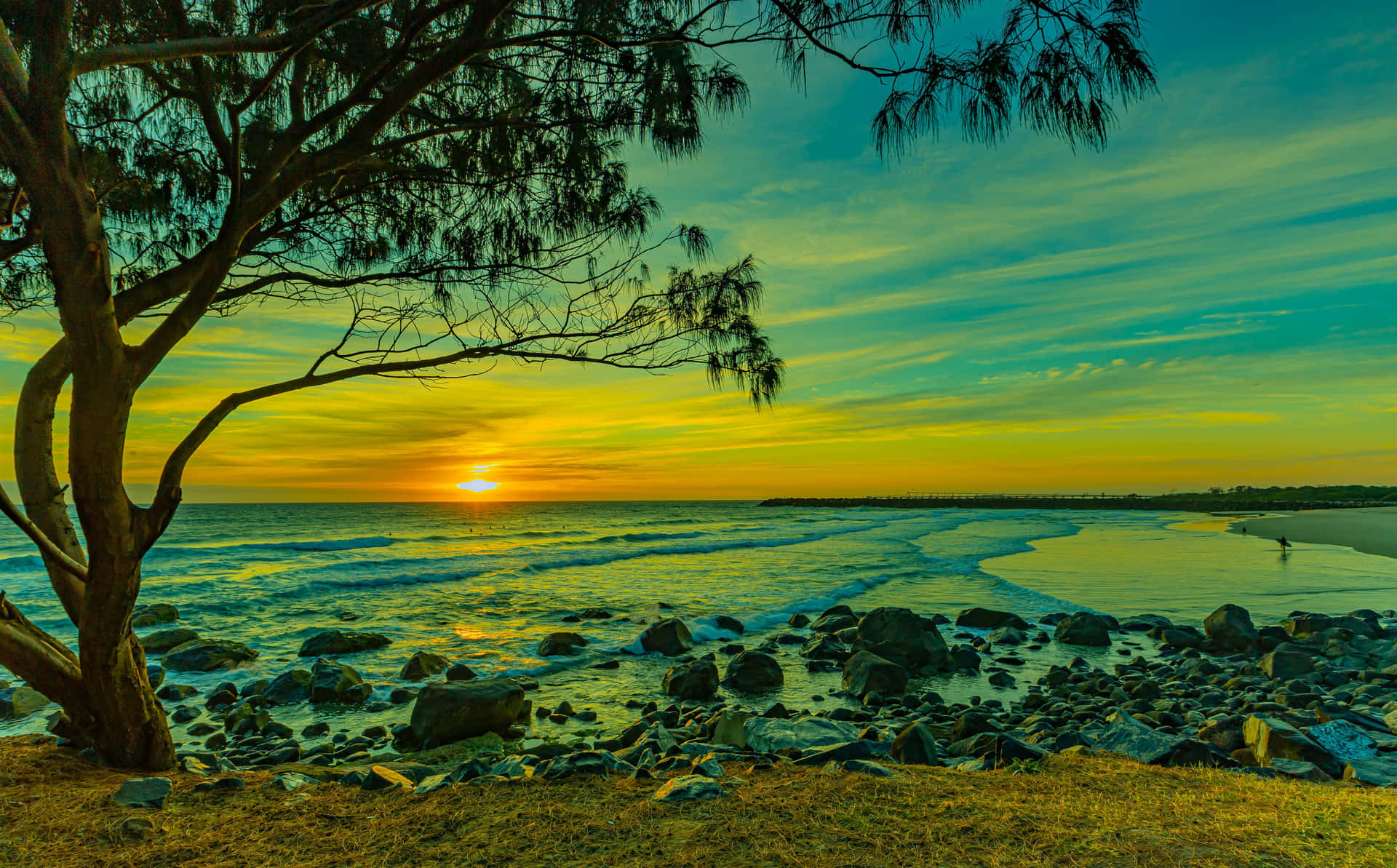 En rolig og afslappet solnedgang på stranden Wallpaper