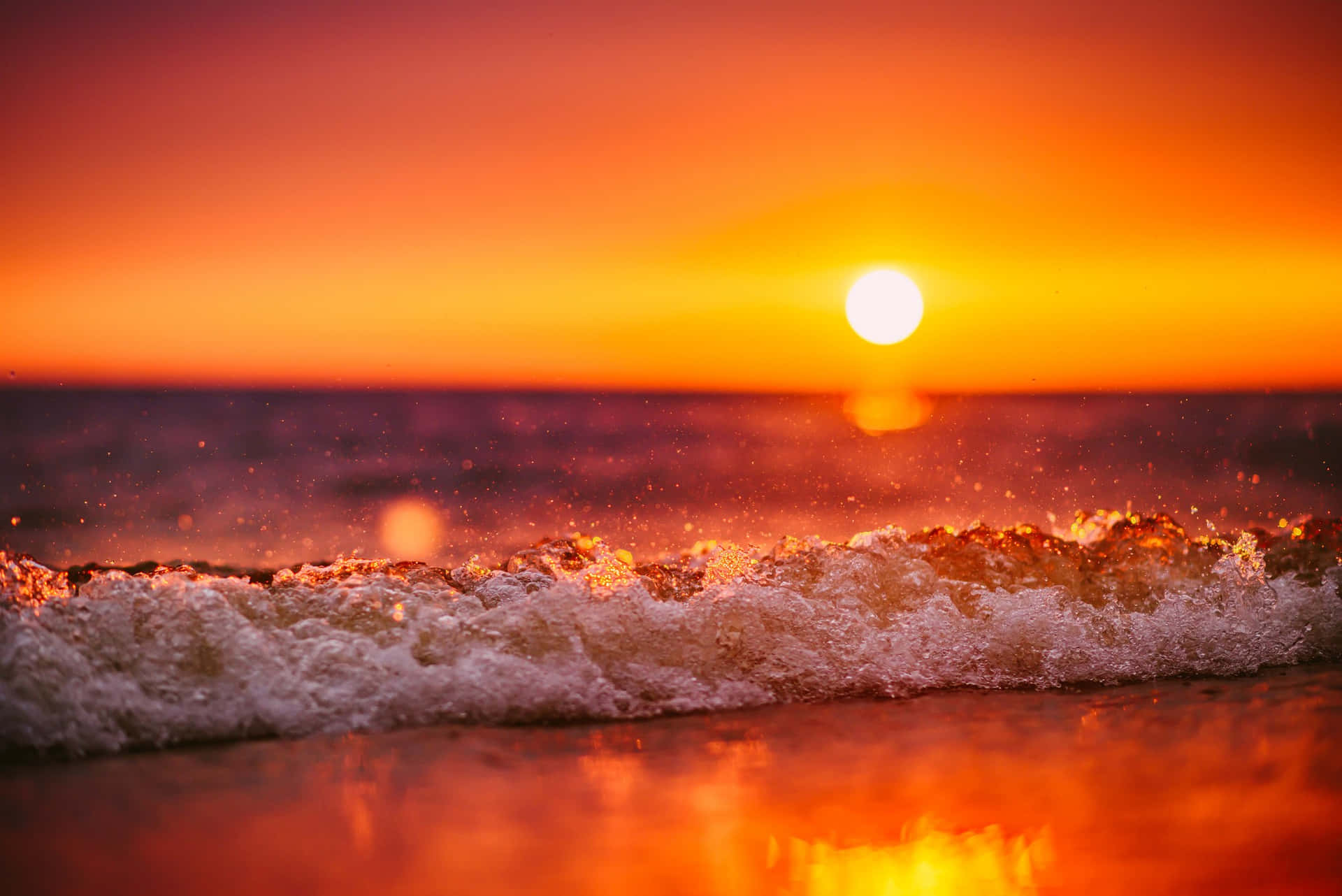 Et smukt strand solnedgang til at fange evigt minder. Wallpaper