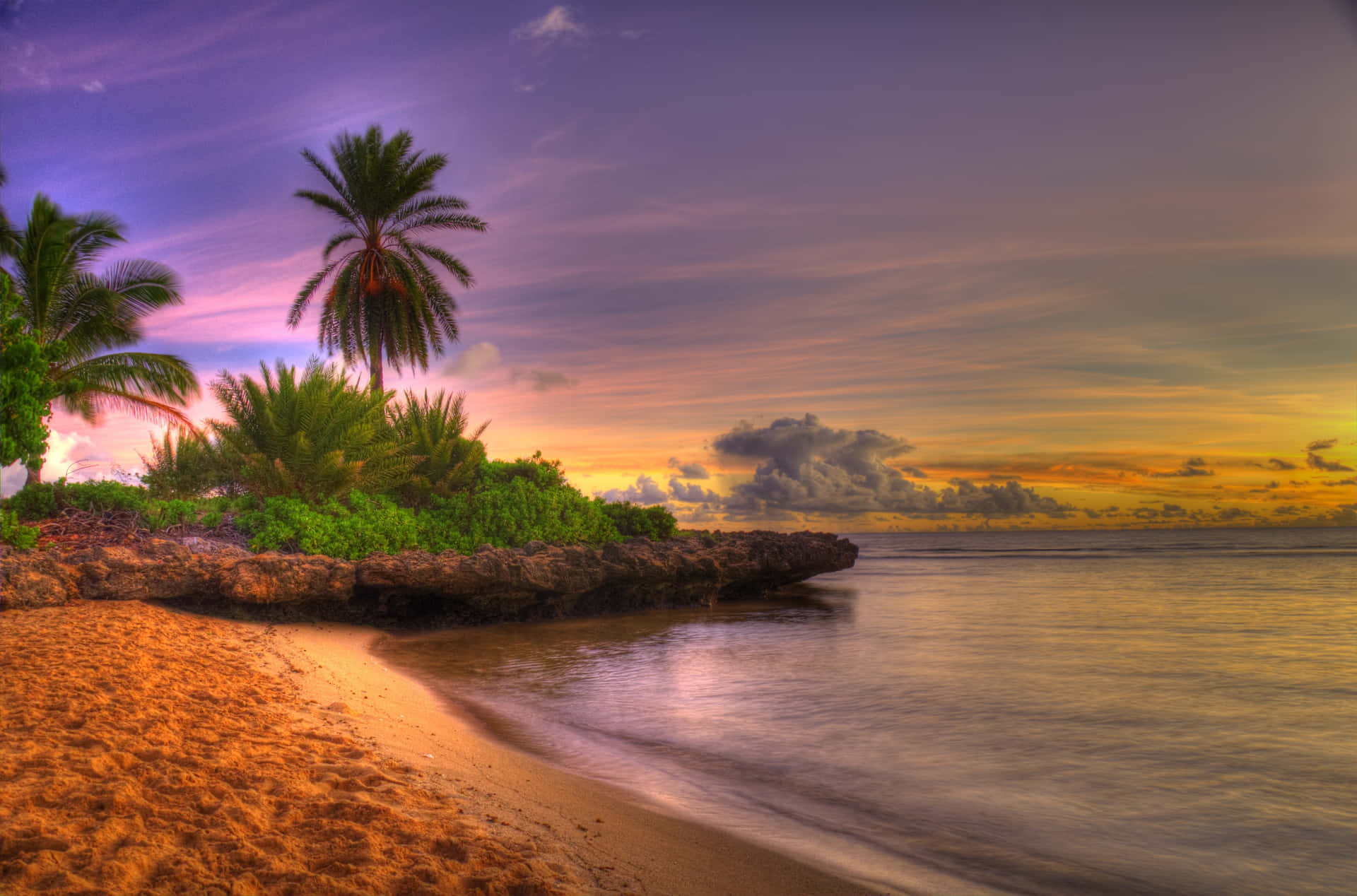 En fredelig øjeblik, nyder skønheden af en strand solnedgang. Wallpaper