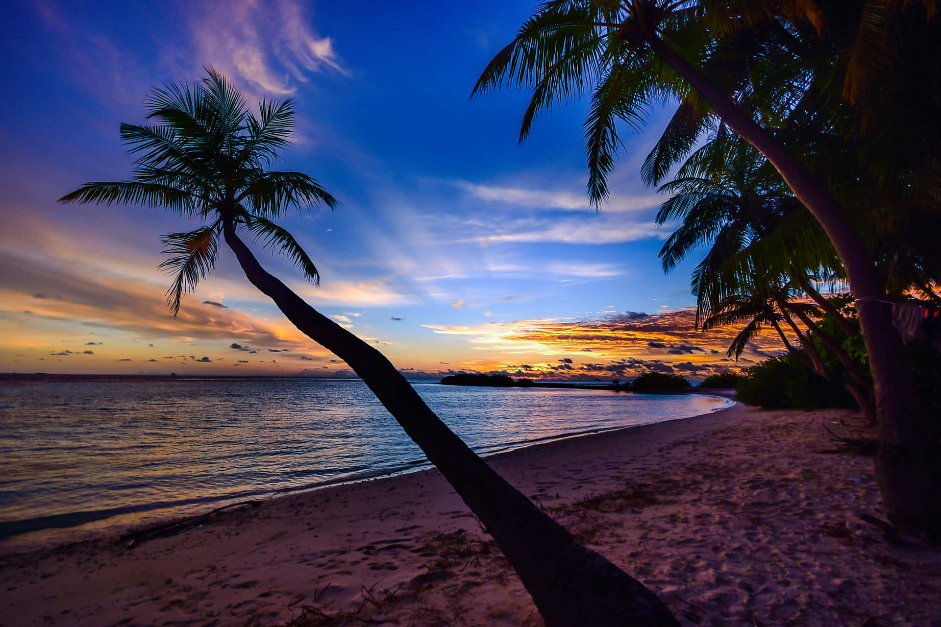 Føl roen fra havet i denne smukke strand solnedgang. Wallpaper