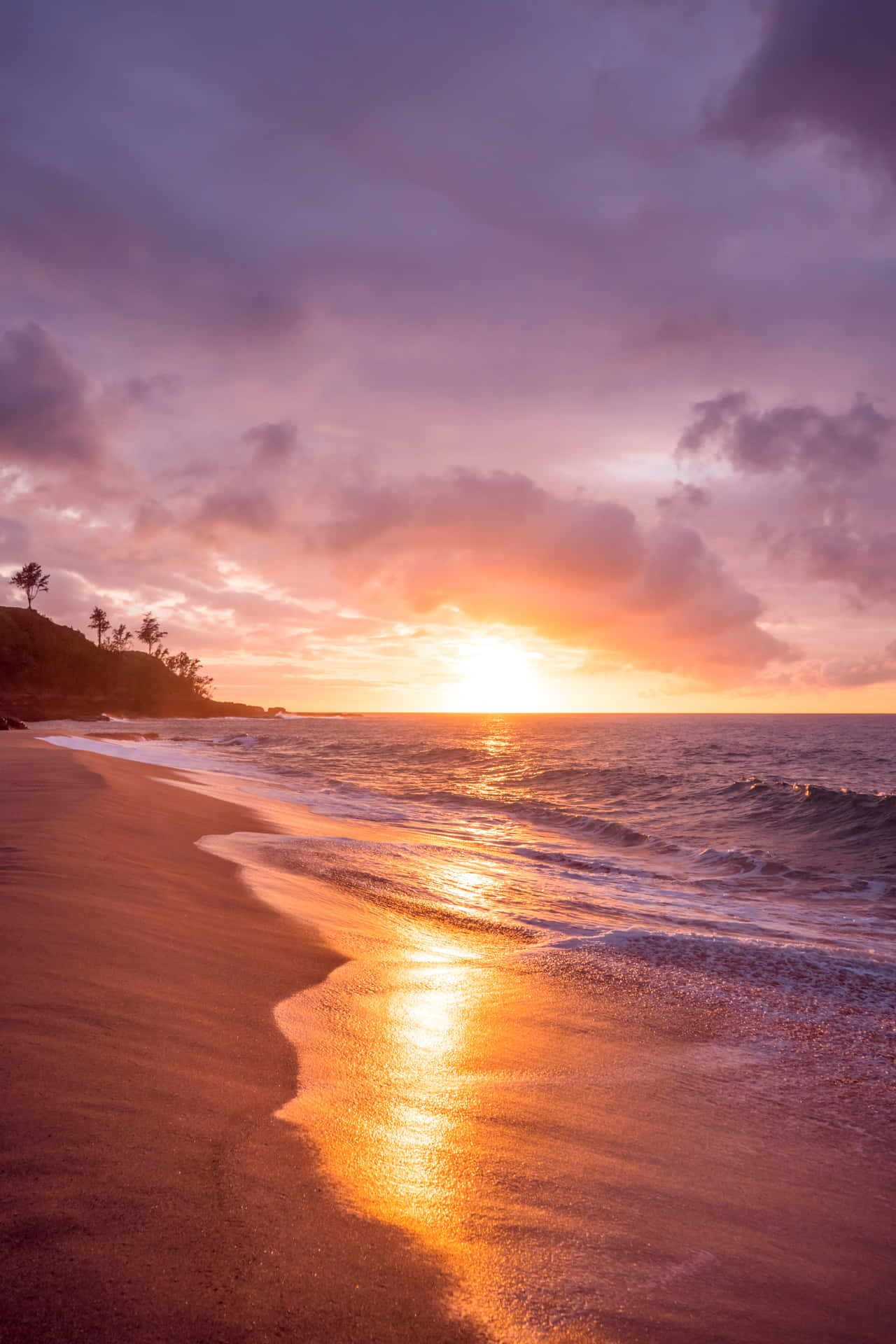 Disfrutade Las Vistas De Una Hermosa Puesta De Sol En La Playa. Fondo de pantalla