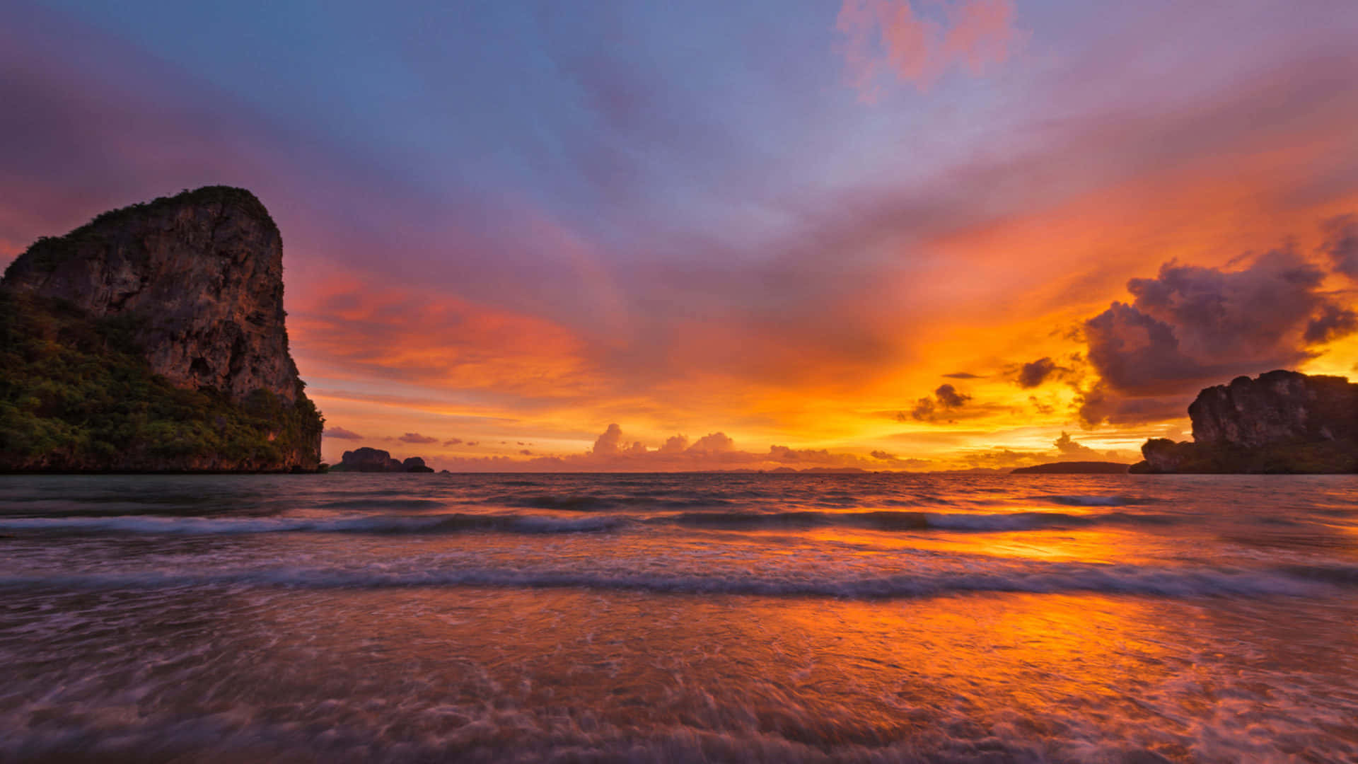 "Capture the Beauty of a Seaside Sunset" Wallpaper