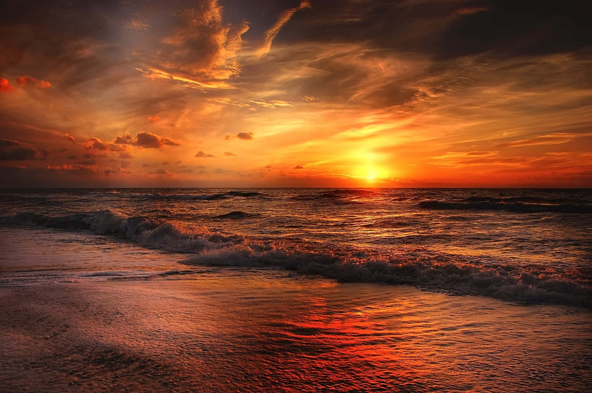 Genießedie Atemberaubenden Momente Des Lebens Mit Einem Wunderschönen Strand-sonnenuntergang. Wallpaper