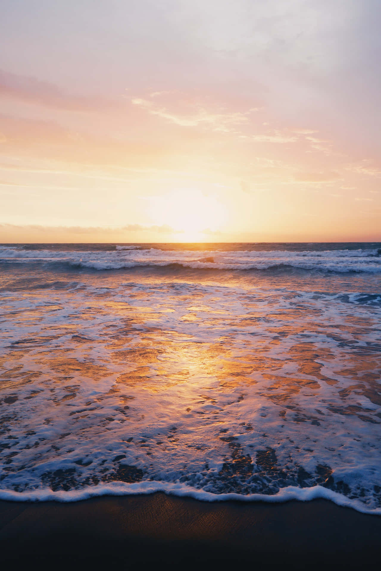 Tag et øjeblik og nyd fredelig strand solnedgang. Wallpaper