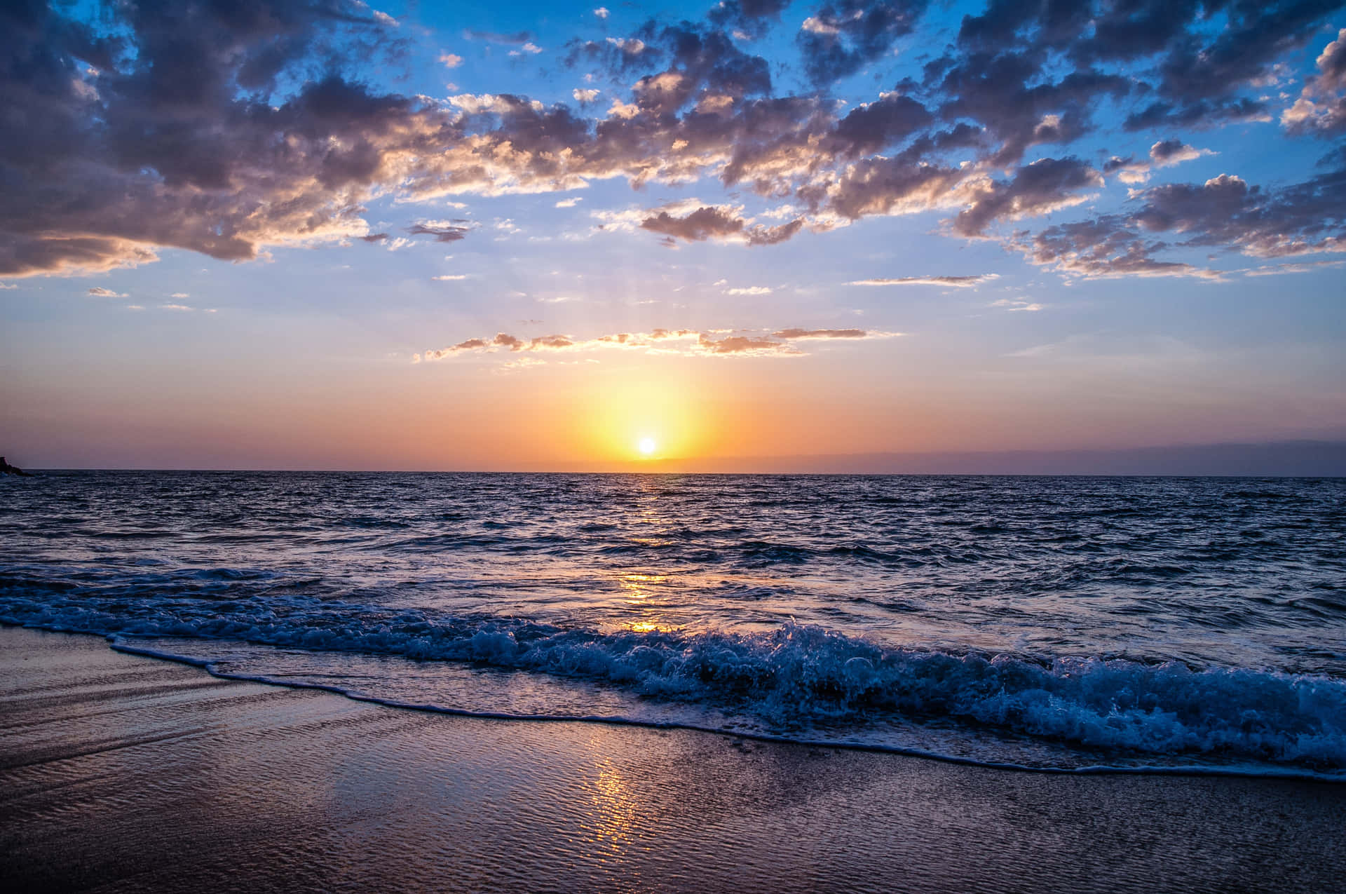 Nyd den naturlige skønhed af en strand solnedgang Wallpaper