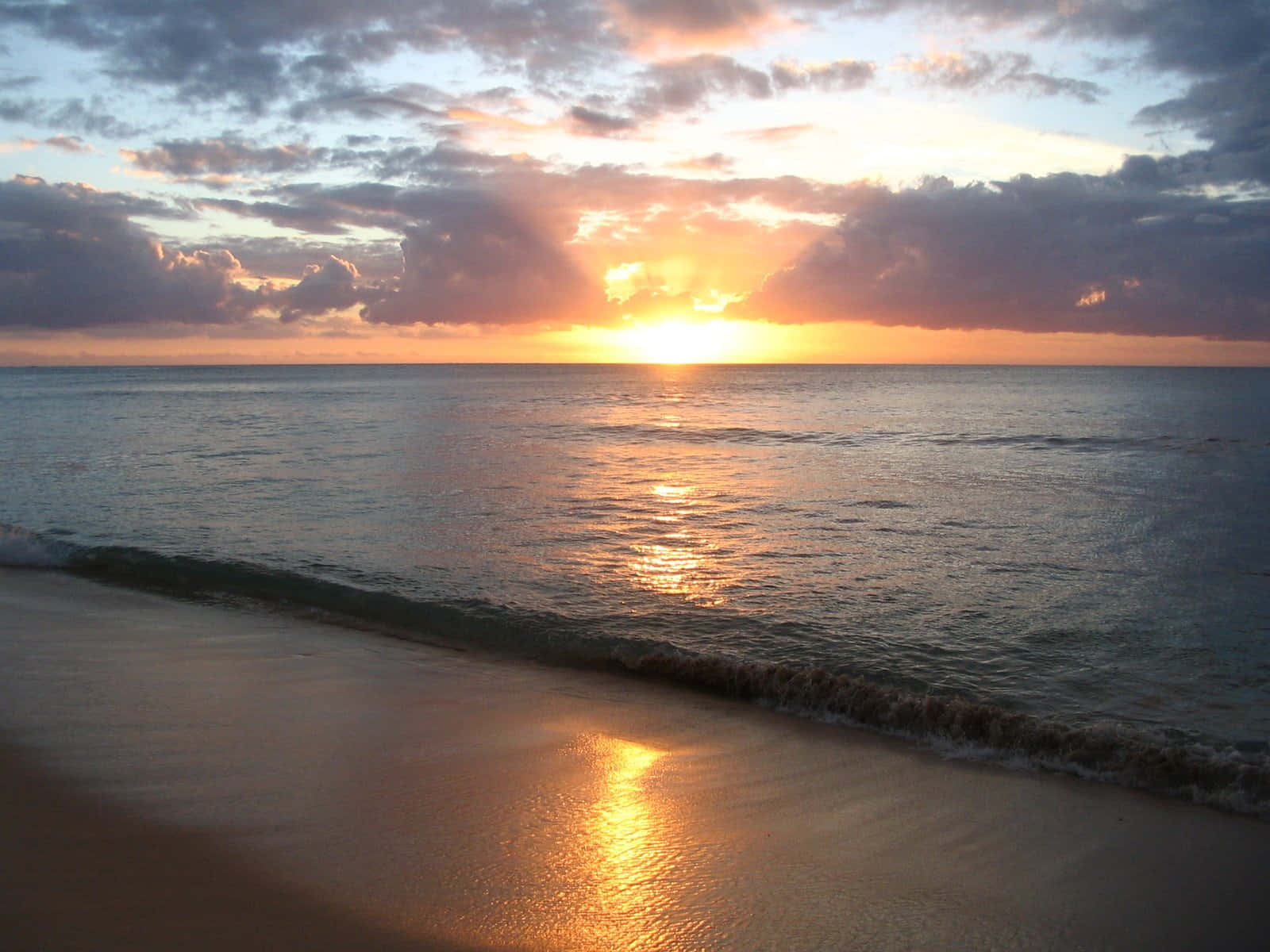 Unmomento Solitario De Paz Y Serenidad Contemplando El Sol Que Se Pone Sobre La Playa.