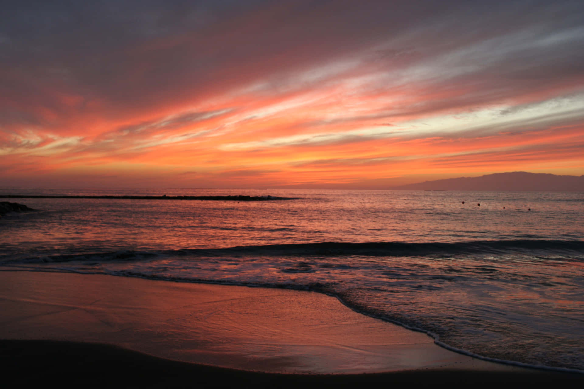 Unavibrante Puesta De Sol En La Playa Con Hermosos Tonos Naranjas, Dorados Y Azules.