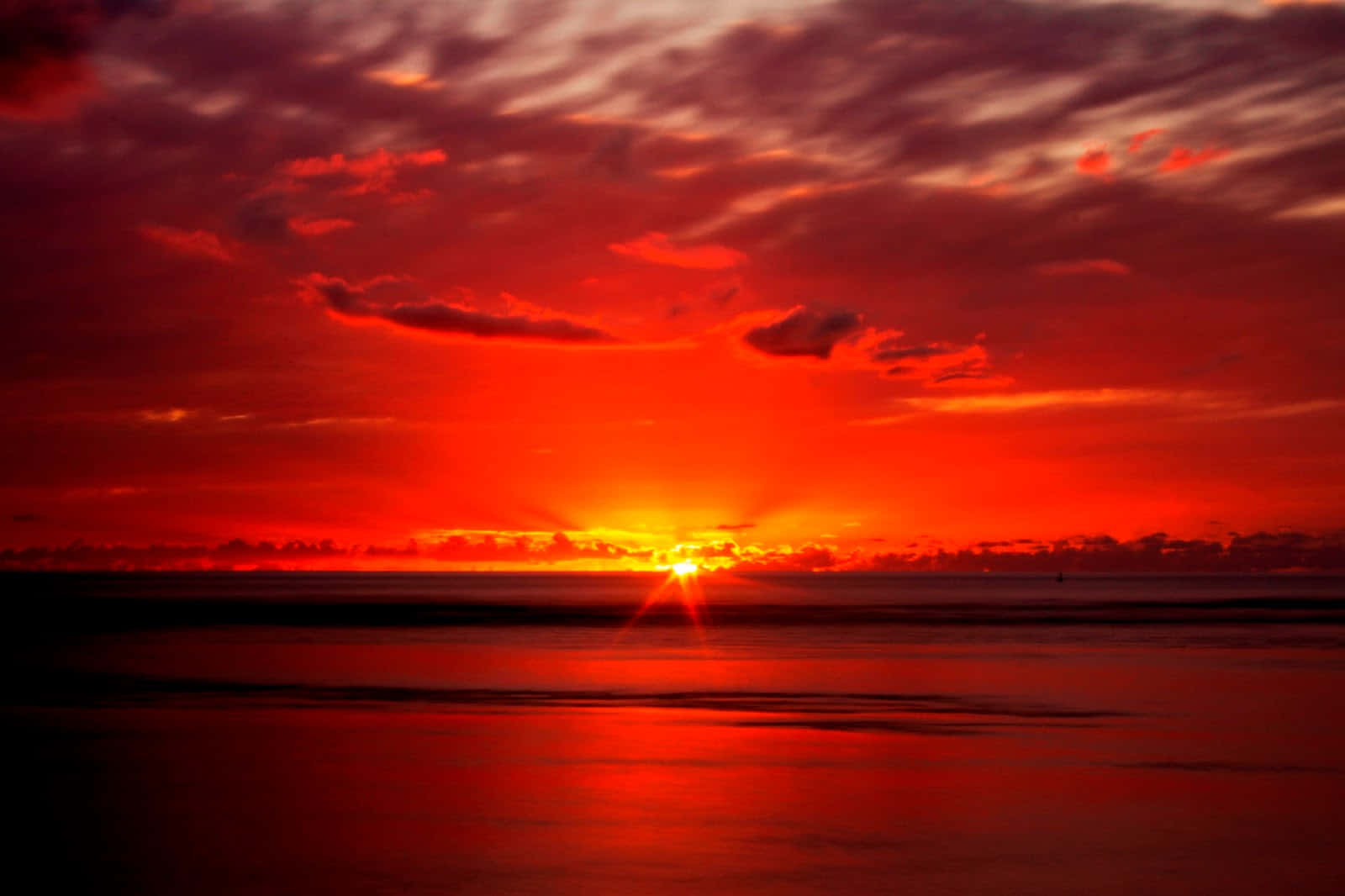 Etroligt Strand Solnedgang Viser Naturens Skønhed.