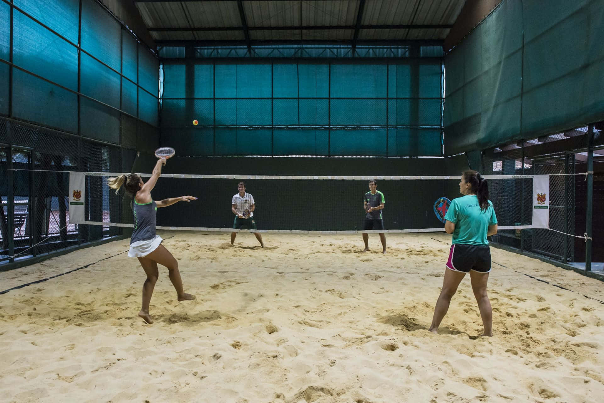 Beach Tennis Actie: Plezier In De Zon Achtergrond