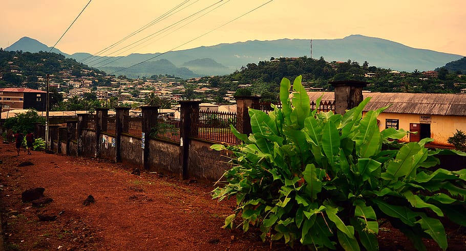 Puebloplayero En La Ciudad Costera De Limbe, Camerún. Fondo de pantalla