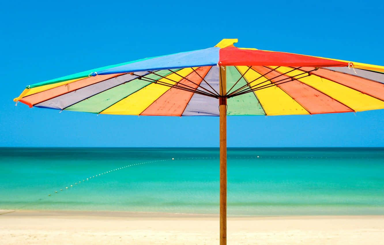 Sombrillade Playa Colorida Y Olas Del Océano Relajantes Fondo de pantalla