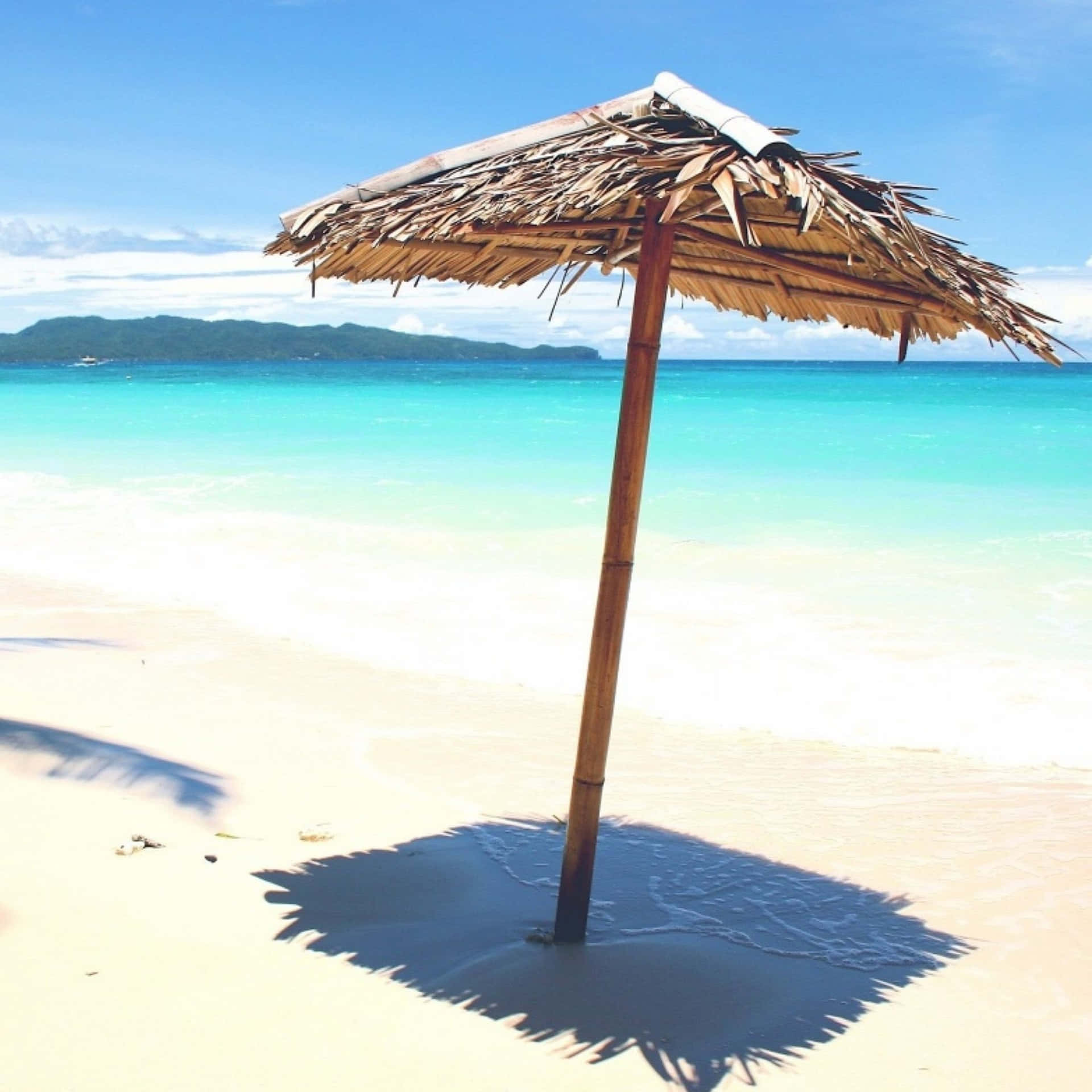 Fondode Pantalla: Sombrilla Vibrante En Una Playa Soleada Fondo de pantalla