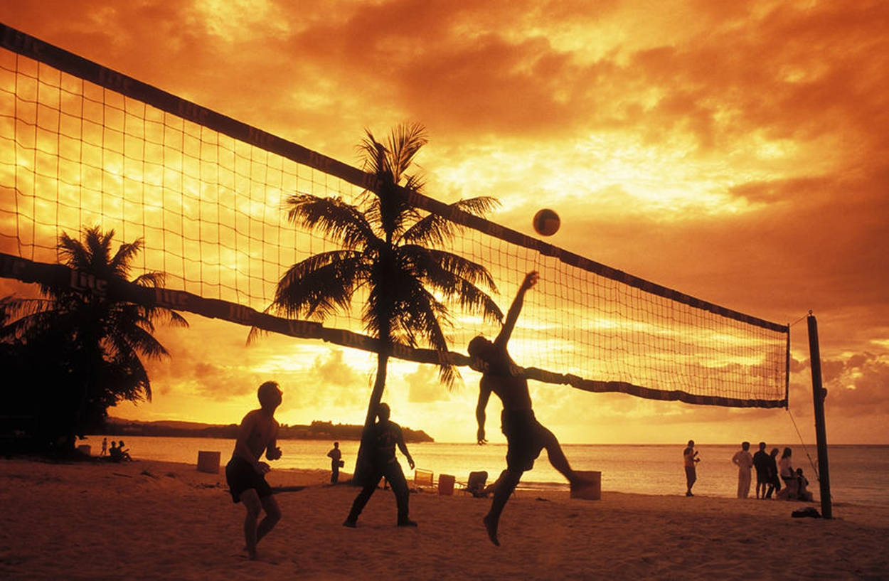 Silhouettedel Beach Volley E Cielo Arancione Sfondo