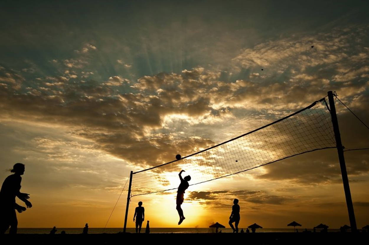 Silhouettedel Beach Volley Su Una Giornata Nuvolosa Sfondo