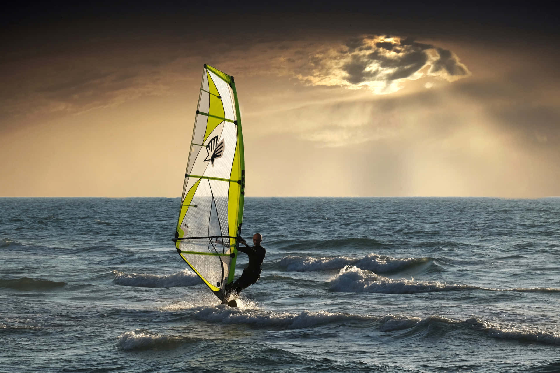 Aventuraemocionante De Deportes Acuáticos En La Playa Fondo de pantalla