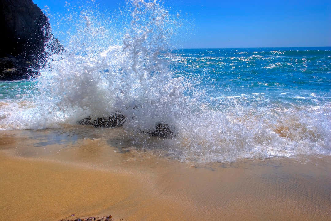 Impresionantefondo De Pantalla De Olas En La Playa Fondo de pantalla