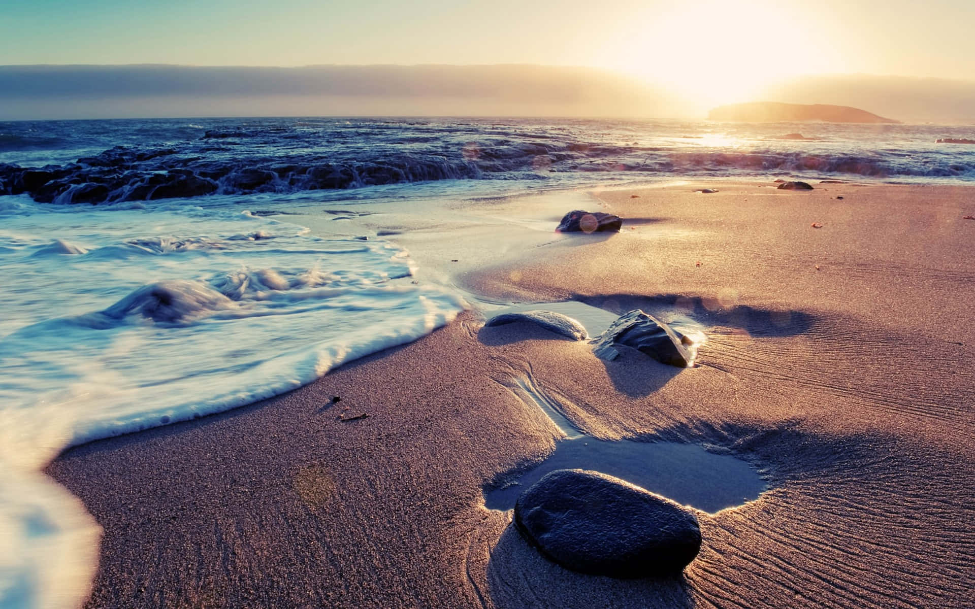 Mesmerizing Beach Waves at Sunset Wallpaper