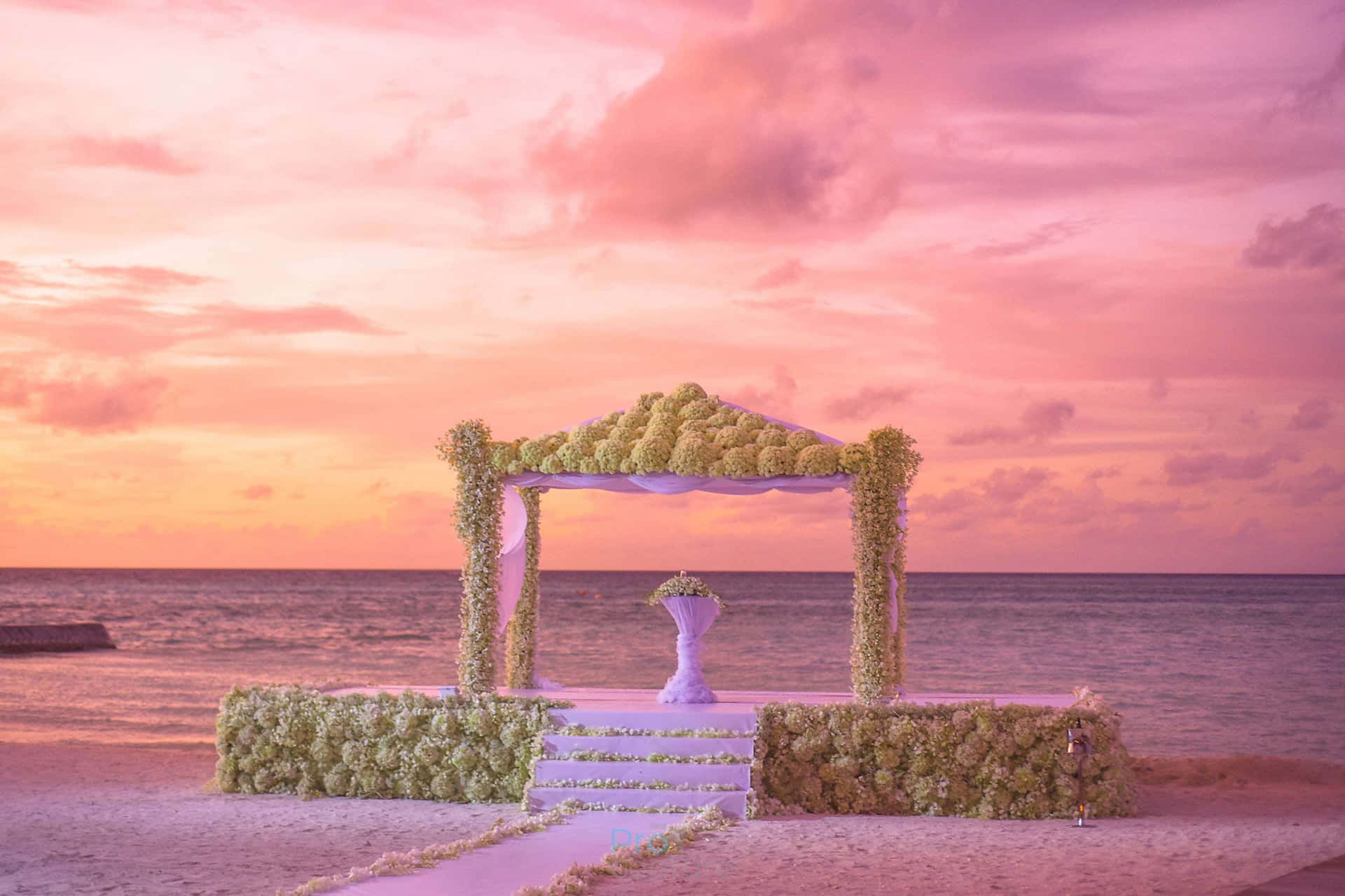 Immaginedi Matrimonio In Spiaggia Con Cielo Rosa.