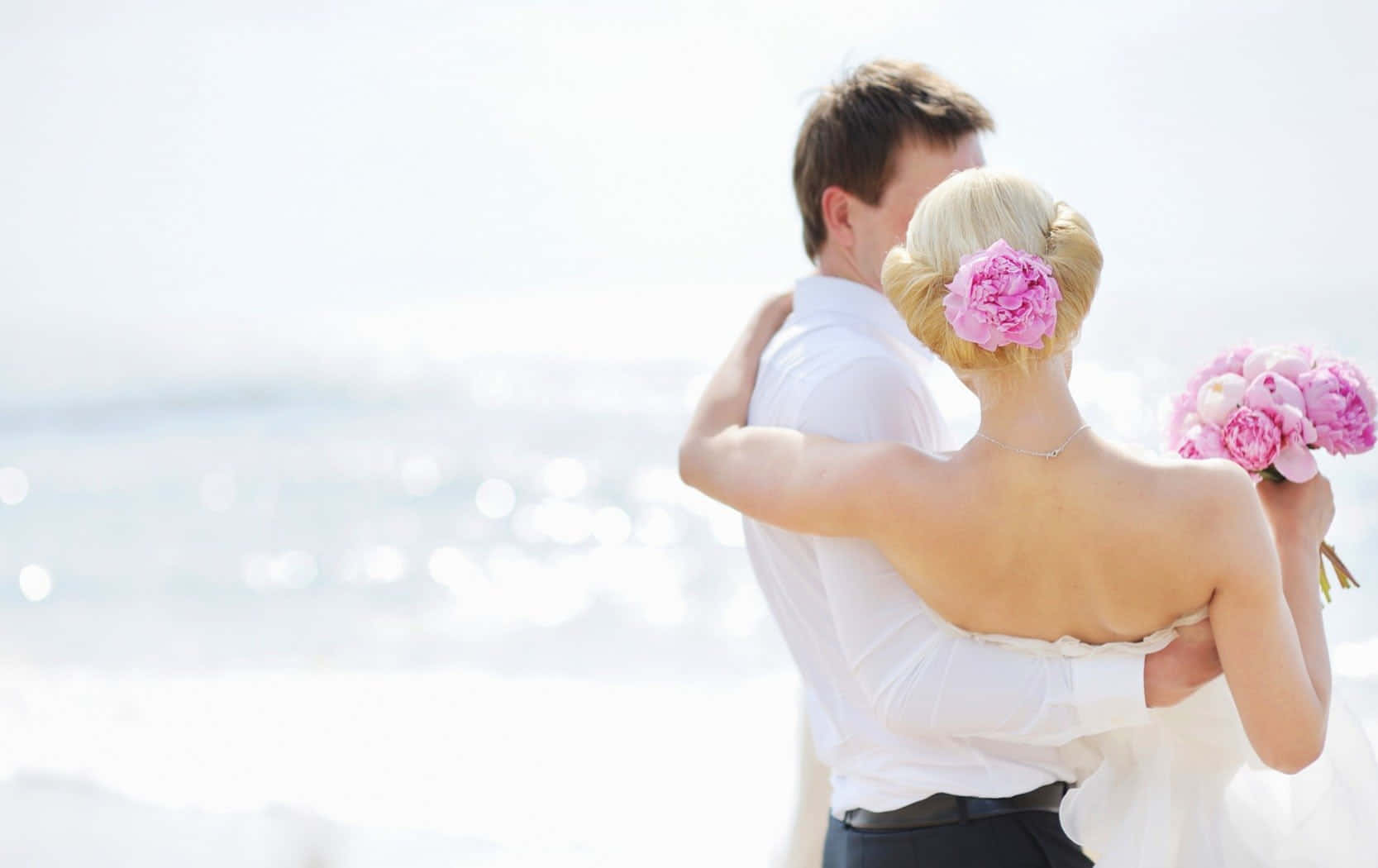 Fotodi Una Coppia Sposa Sulla Spiaggia