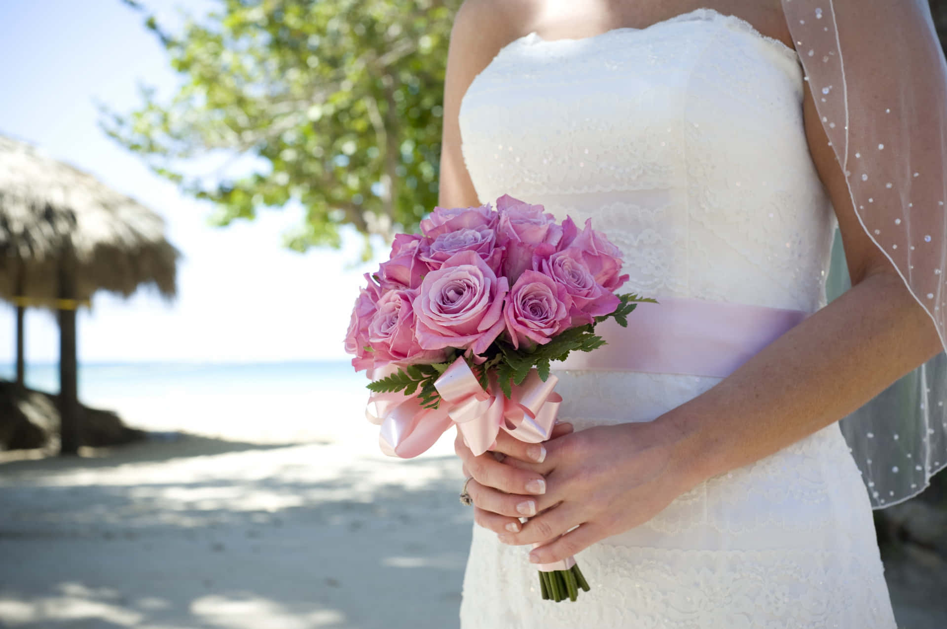 Immaginedi Un Matrimonio In Spiaggia Con Un Bouquet Rosa.