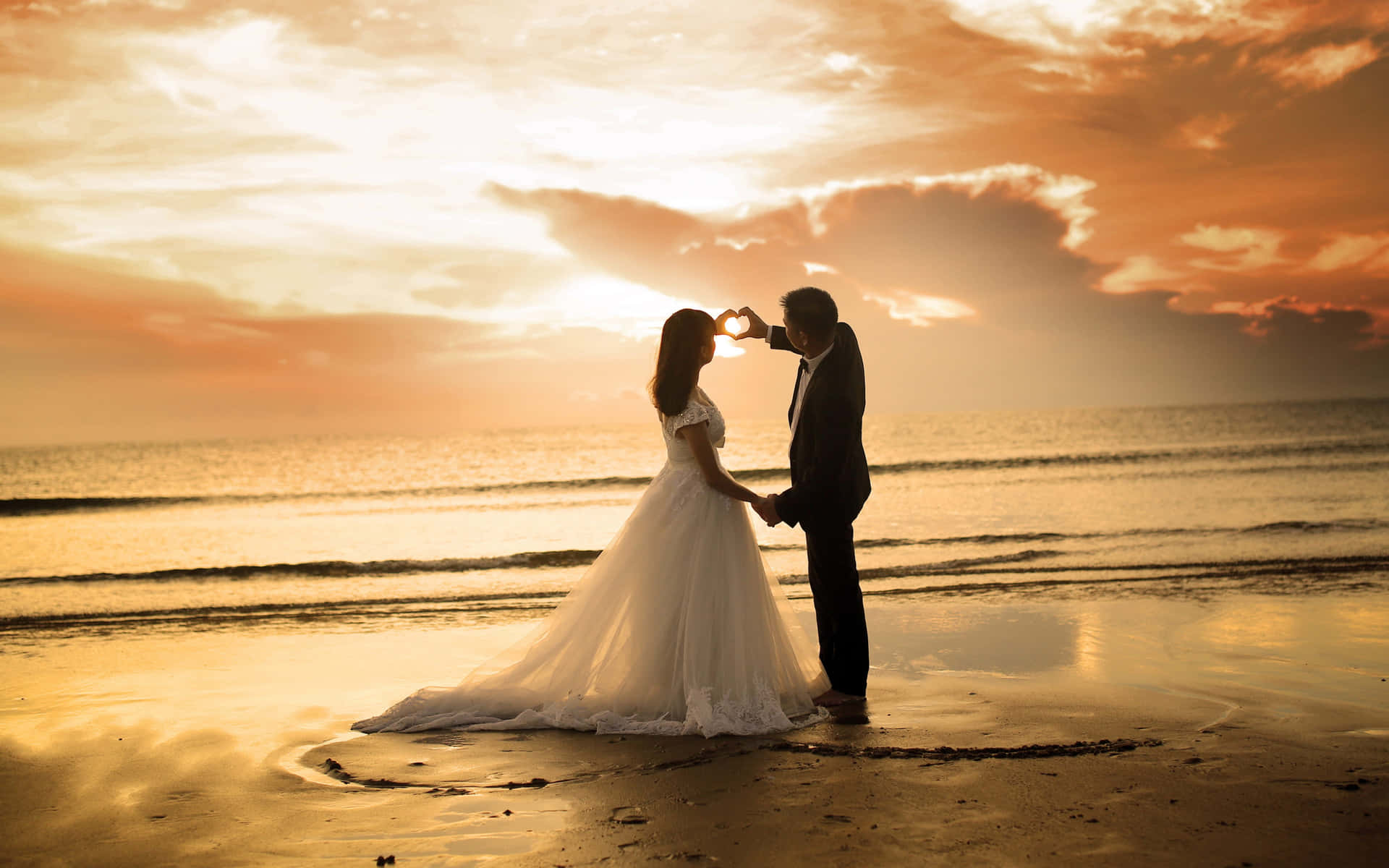 Sonnenuntergangstrand Hochzeitsbild