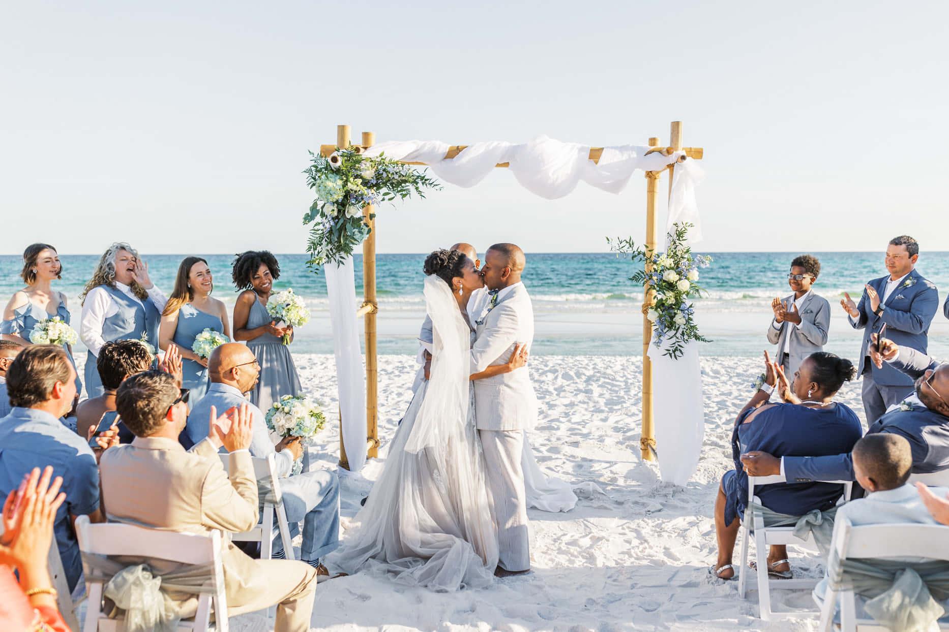 Strandhochzeit Braut Bräutigam Kuss Bild