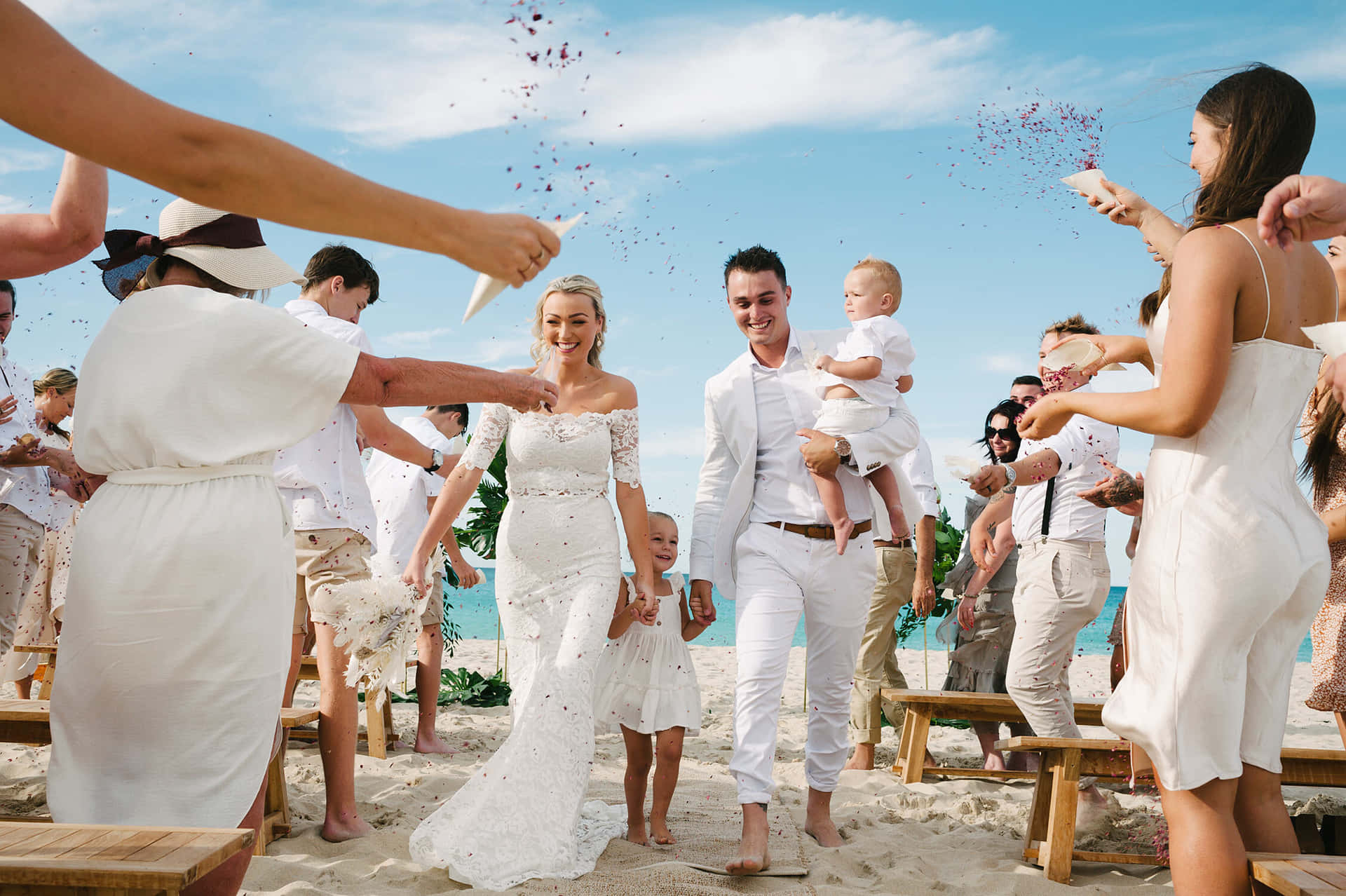Immaginedi Un Matrimonio In Spiaggia Con La Famiglia