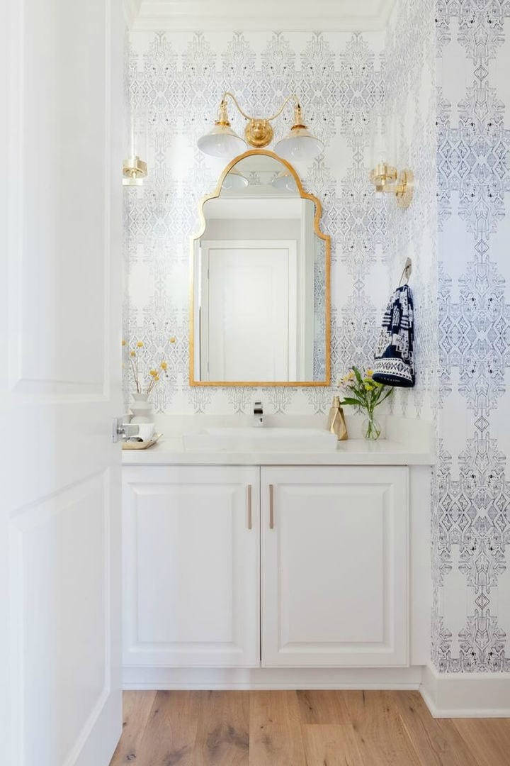 Strandseitigesboho-badezimmer Mit Goldenem Rahmen-spiegel. Wallpaper
