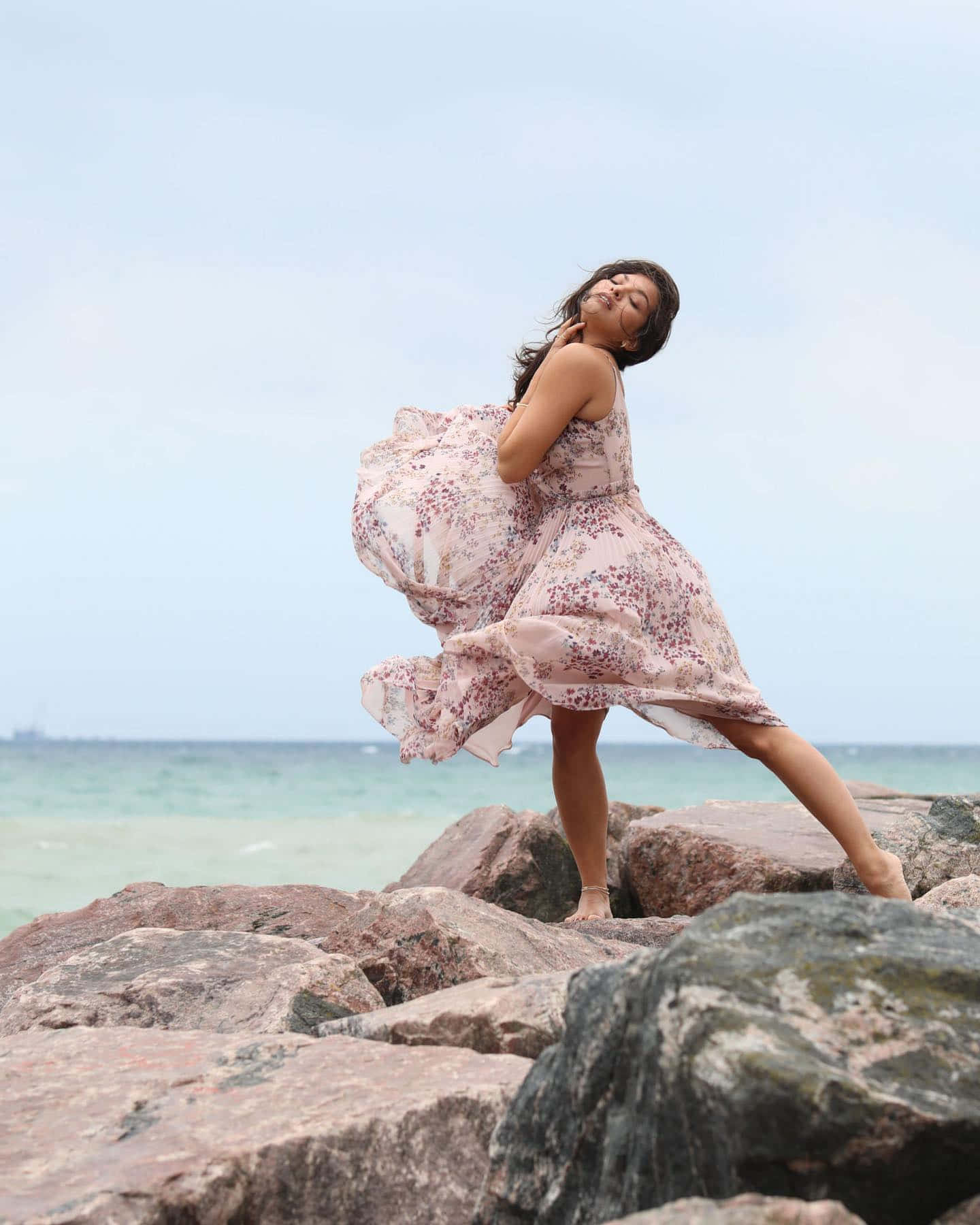 Élégance Au Bord De La Plage Femme Sur Rochers Fond d'écran