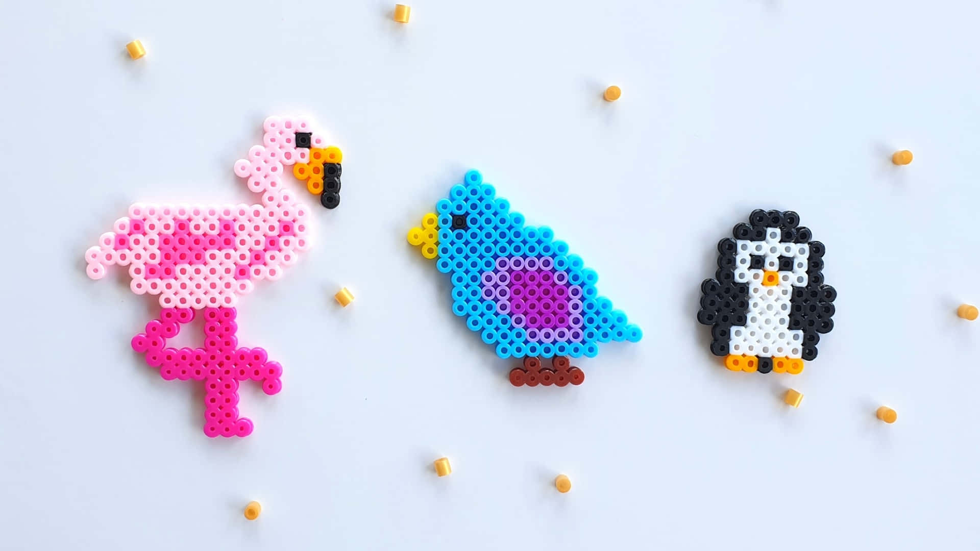 Enuppsättning Färgglada Flamingos Och Pingviner På En Vit Yta