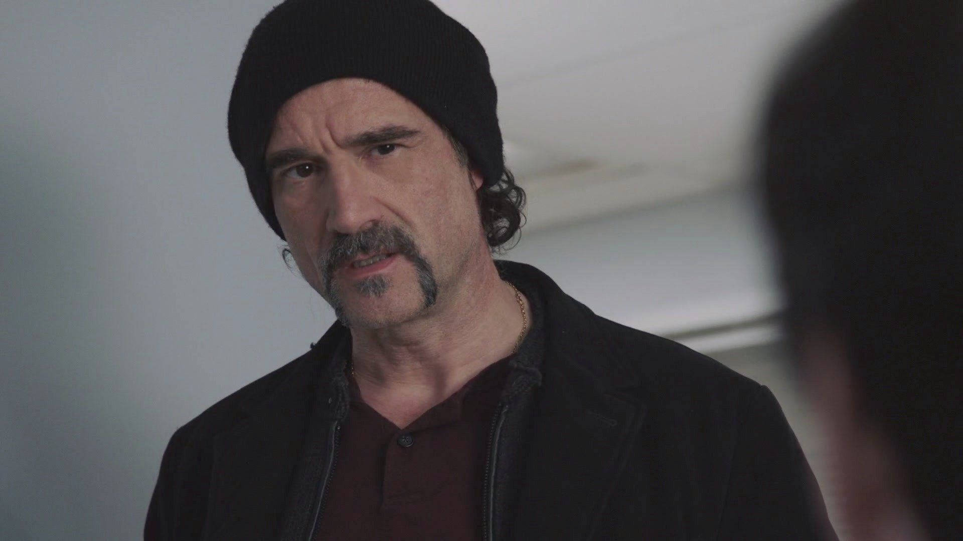 Beanieelias Koteas Is An English Actor Known For His Roles In Film And Television. Sfondo