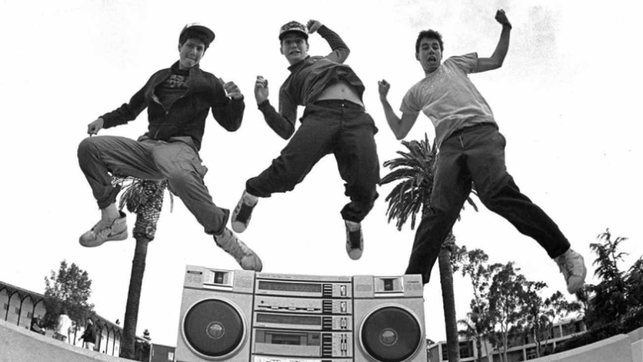 Beastie Boys Rød Tape Musik Video Tapet Wallpaper