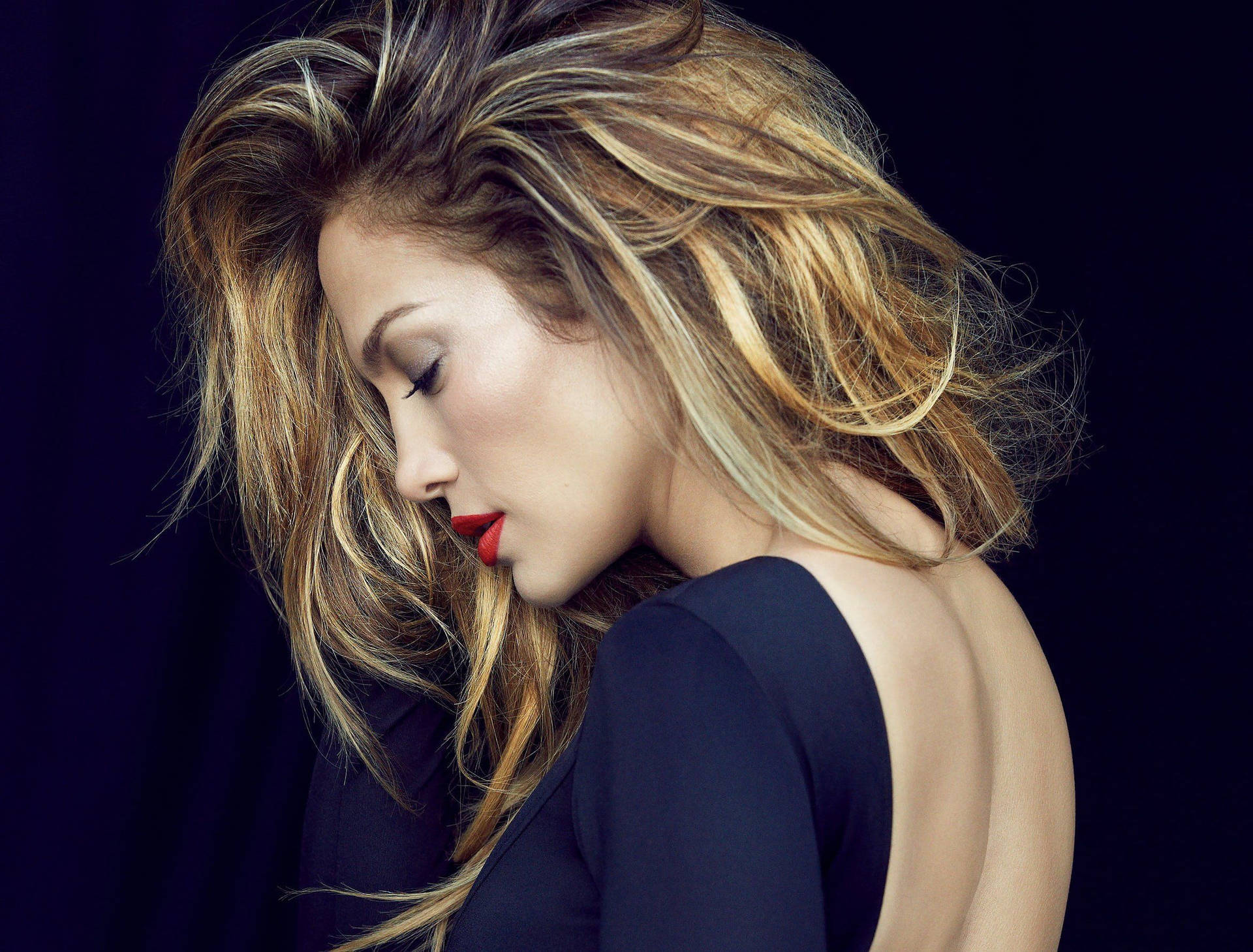 Beauteous Jennifer Lopez In Bare Back Dress Wallpaper