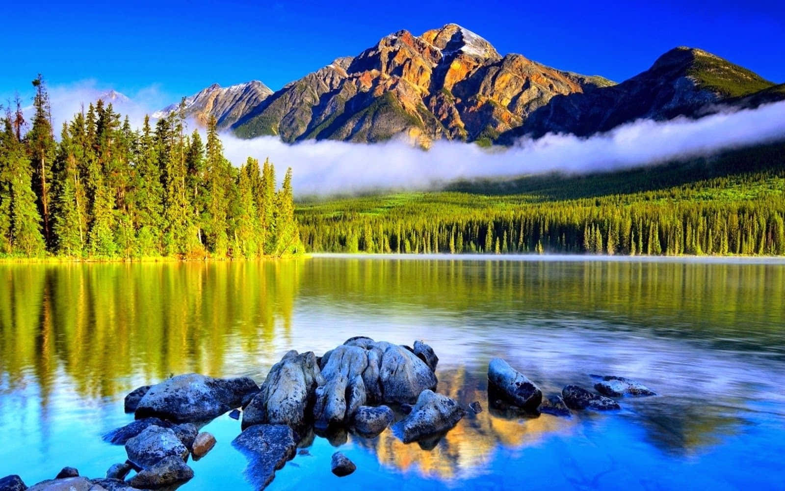 Smukt sø fantastisk bjerg landskab Wallpaper