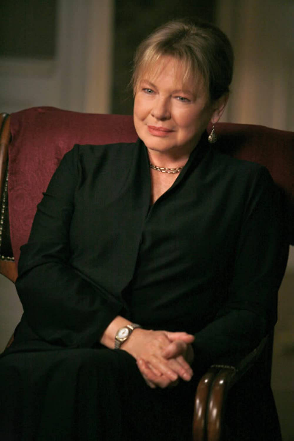 Beautiful American Actress Dianne Wiest As Dr. Gina Toll Wallpaper